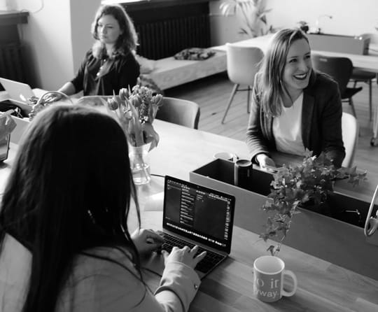 Imagen de mujeres trabajando en una oficina